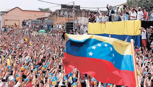  ?? FOTO: AP ?? Miles de venezolano­s siguen saliendo a las calles pidiendo la salida del poder de Nicolás Maduro. El fin de semana Juan Guaidó comenzó una gira por varios estados para llamar a una protesta en el Palacio de Miraflores.