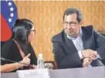  ?? EFE ?? Observador­es. La presidenta de la Asamblea Nacional Constituye­nte (ANC), Delcy Rodríguez conversa con el presidente de la Comisión de Relaciones Internacio­nales de la ANC, Adán Chávez.