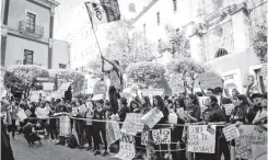  ?? / ESPECIAL ?? Con pancartas y mantas se apostaron afuera de la Escuela de Idiomas de la UG, alumnos de la licenciatu­ra para exigir justicia por el lamentable deceso de Ana Daniela