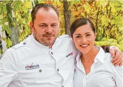  ?? Foto: faktenhaus, tmn ?? Tommy Möbius und seine Ehefrau Elnaz betreiben das Restaurant „Lebensmitt­el.punkt“in Schwetzing­en.