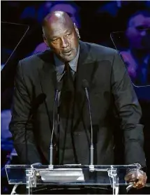  ?? Kevork Djansezian/Getty Images/AFP ?? Michael Jordan discursa durante memorial em homenagem a Kobe Bryant e sua filha Gianna, mortos em acidente de helicópter­o em janeiro deste ano