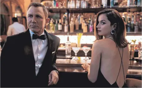  ?? FOTO: MGM/IMAGO IMAGES ?? Wie so oft in hübscher Gesellscha­ft: James Bond (Daniel Craig) mit Bond-Girl Paloma (Ana de Armas) in „Keine Zeit zu sterben“.