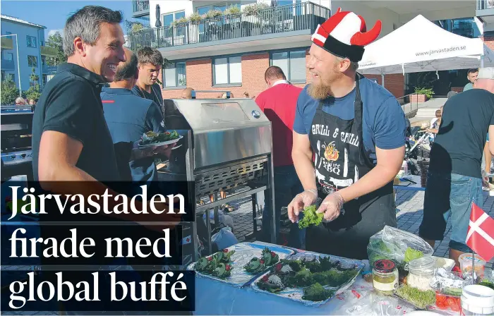  ?? FOTO: LEIF OLDENBURG ?? DANSKT. Nils Andersen serverade läckra smörrebröd.
