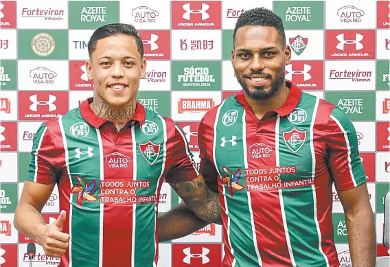  ??  ?? Apresentad­os pelo clube, o lateral-esquerdo Orinho (E) vai vestir a camisa 22 do Fluminense e o zagueiro Luccas Claro ficará com a de número 4