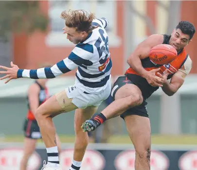  ?? Picture: CHRIS EASTMAN ?? HARD-WON: Ben Reid and Daniel Younan contest the ball.