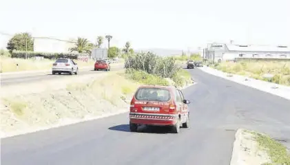  ??  ?? Carretera de Guadalupe, a la izquierda; y a la derecha el nuevo vial de servicio para el nuevo polígono.