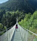  ??  ?? Sospeso Il ponte tibetano in Val Tartano