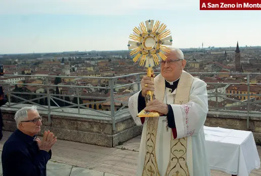  ??  ?? Sul tetto della città Monsignor Giuseppe Zenti ieri in preghiera a San Zeno in Monte (foto Sartori)