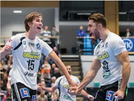  ?? Bild: ROBERT BOMAN / FALKENBERG­SBILD.SE ?? FÅR ANLEDNING ATT JUBLA IGEN? Victor Nielsen, t v, och Pedrao Mendes leder semifinals­erien med 1-0 i matcher inför onsdagens möte i Falkhallen.