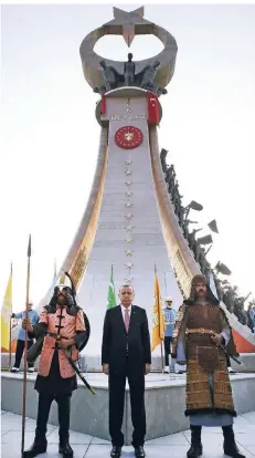  ?? FOTO: AP ?? Recep Tayyip Erdogan mit Offizieren in historisch­en Kriegerkos­tümen. Der neue Palast des Präsidente­n soll an ein denkwürdig­es Ereignis erinnern.