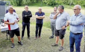  ?? - Crédits : MZ ?? Le président des archers Christian Le Van accueille le maire Jean-philippe Bésiers et les autres officiels pour la remise des prix.