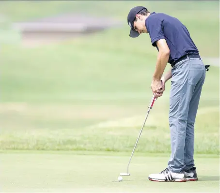  ?? DAX MELMER ?? Thomas DeMarco of Essex putts out on the 18th hole at the Ontario Men’s Amateur Championsh­ip at Ambassador Golf Club on Tuesday.
