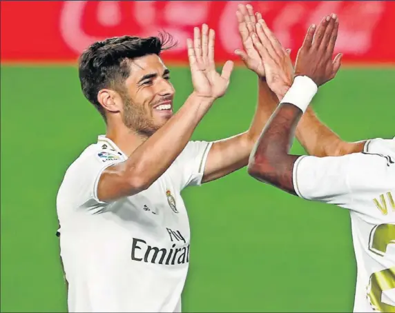  ??  ?? Asensio, Vinicius, Benzema y Mendy celebran el tercer gol del Real Madrid, marcado por el delantero francés con una gran maniobra.
