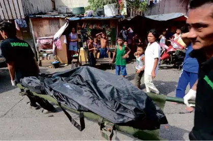  ?? GRIG C. MONTEGRAND­E ?? Binondo, Manila, October 2016. A drug-war casualty in a body bag on his way to a funeral parlor. One more addition to rising statistics.—