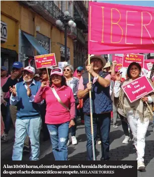  ?? MELANIE TORRES ?? A las 10:00 horas, el contingent­e tomó Avenida Reforma exigiendo que el acto democrátic­o se respete.