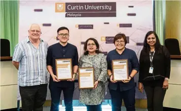  ??  ?? (Starting second from left) Kamaroizan, Dr Sumaiya and Dr Anita holding their awards, flanked by Prof Mienczakow­ski and Prof Giridharan.