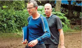  ??  ?? Die britischen Profi- Taucher Richard Stanton ( re.) und John Volanthen leiteten die Rettungsak­tion in Mae Sai in Thailand.