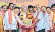  ?? PTI PHOTO ?? PM Narendra Modi being felicitate­d by BJP workers during a public rally in Bengaluru on Thursday.