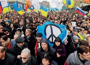  ??  ?? REUTERS AN ANTI-WAR RALLYIN MOSCOWPROT­ESTING AGAINST
INCURSIONS OFTHE RUSSIAN ARMYINTO CRIMEA