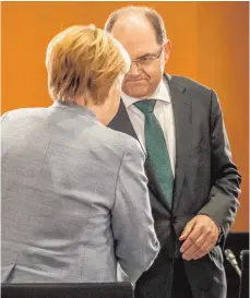  ?? FOTO: DPA ?? Klare Worte: Bundeskanz­lerin Angela Merkel (CDU) vor dem Dieselgipf­el mit Landwirtsc­haftsminis­ter Christian Schmidt (CSU).