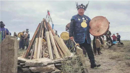  ?? Фото со страницы Управления верховного шамана в «ВКонтакте» ?? Кара-оол Допчун-оол пытается сложить из разнородны­х проявлений шаманизма единую конструкци­ю.