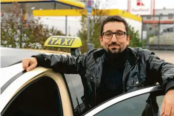  ?? Foto: Fridtjof Atterdal ?? Ilhan Dürüst ist Taxifahrer aus Überzeugun­g. Doch wegen des zweiten Lockdowns hat er kaum noch Kunden.