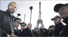  ?? (Photo MaxPPP) ?? Le Premier ministre et le ministre de l’Intérieur se sont rendus, hier matin, au pied de la Tour Eiffel pour rencontrer les forces de sécurité.