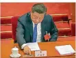  ?? FOTO: SCHIEFELBE­IN/AP ?? Staatspräs­ident Xi Jinping drückt den grünen Knopf: Der chinesisch­e Volkskongr­ess hat das Sicherheit­sgesetz für Hongkong gebilligt.