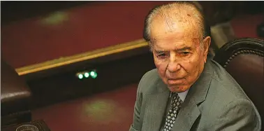  ??  ?? CARLOS MENEM. Según la defensa está internado en grave estado, pero no presentó los certificad­os médicos. Por eso, peritos designados por la Corte irán al sanatorio Los Arcos para constatar su situación.
CEDOC PERFIL