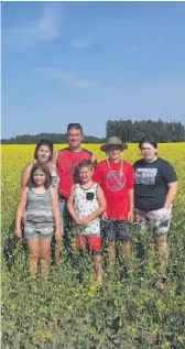  ??  ?? Tant qu’à partir en vacances, pourquoi ne pas en profiter pour visiter de beaux champs de canola en fleurs? C’est ce que Gabriel Gagné et sa famille de Saint-Pierre-de-Broughton se sont dit et ils en ont profité pour aller en visiter au Lac-Saint-Jean.