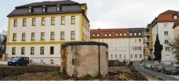  ?? Foto: Berthold Veh ?? Hier beim Hauptgebäu­de der Dillinger Regens-Wagner-Einrichtun­g entsteht die neue Verwaltung­szentrale der Regens-WagnerStif­tungen. Auf dem Gelände befindet sich auch der Rest eines alten Wehrturms der einstigen Stadtmauer.