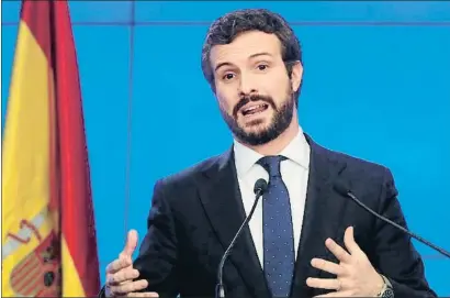  ?? FERNANDO ALVARADO / EFE ?? Pablo Casado davant els mitjans de comunicaci­ó dilluns a la seu central del PP