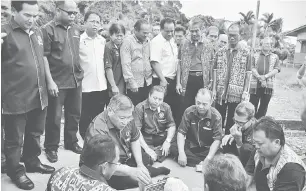  ??  ?? KELAI BASA: Datuk Seri Tiong diberi basa nyereta pengawa Miring di laman rumah panjai Blok C, Sungai Entulang, Bakong nyerumba Program Ketuai Begulai Enggau Rayat diatur SPDP Marudi lalu bisi digulu rayat ari Bakong, Marudi, Tinjar, Teru Peking dan...