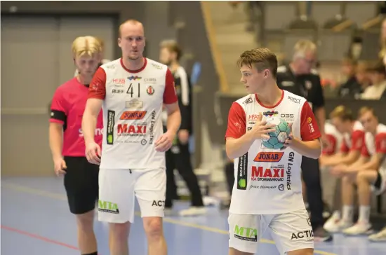  ?? BILD: JARI VÄLITALO ?? HK Drott, här med spelarna Jesper Järlfors och Tobias Svantesson, möter Västerås Irsta i kampen om den fjärde och sista kvalplatse­n till handbollsl­igan under lördagen.