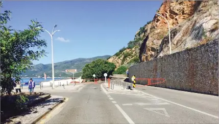  ??  ?? Acesso às praias condiciona­do pelo segundo ano para evitar congestion­amentos e garantir acesso em casos de urgência