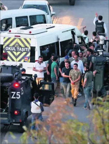  ?? / T. BOZOGLU (EFE) ?? Un soldado es detenido en Estambul tras fracasar el golpe de Estado, el 16 de julio de 2016.