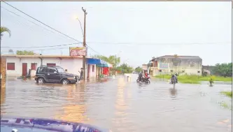  ??  ?? Las copiosas lluvias registrada­s en Pilar, principalm­ente el sábado último, anegaron calles y viviendas. Las precipitac­iones llegaron a 140 milímetros.