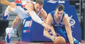  ?? FOTO: AP ?? Griffin lanzándose a por un balón en pugna con el croata Dario Saric