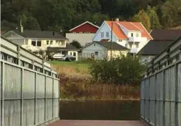  ?? FOTO: TORBJØRN RAVNDAL ?? Her er den midlertidi­ge gangbruen på Feda på plass.