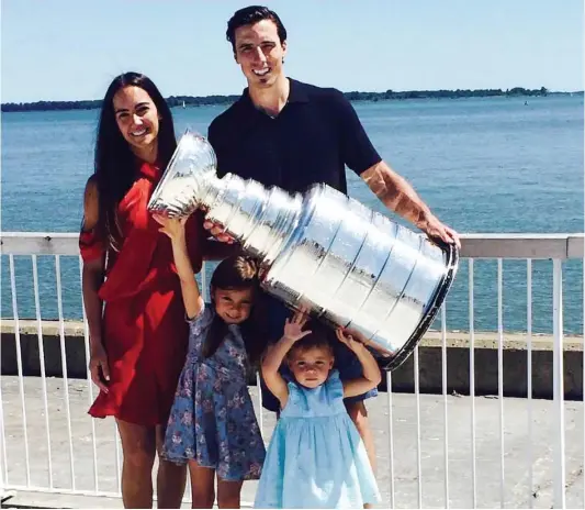  ?? PHOTO COURTOISIE MARYLÈNE FLEURY ?? Marc-andré Fleury a célébré sa conquête de la coupe Stanley avec les Penguins en apportant le précieux trophée dans sa ville natale de Sorel-tracy. Il pose ici en compagnie de sa femme Véronique et de ses filles Estelle (la plus grande) et Scarlett.