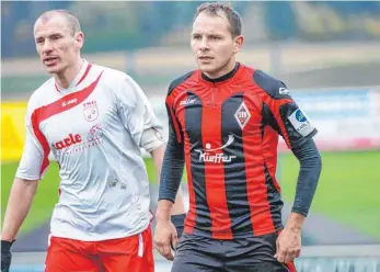  ?? FOTO: PETER SCHLIPF ?? Dorfmerkin­gens Christian Scherer (rechts) hat seine Farben mit 1:0 in Neckarrems in Front geschossen. Damit beißen sich die Sportfreun­de weiterhin an der Spitze der Verbandsli­ga fest.