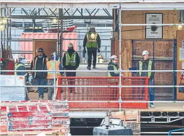  ?? RENÉ JOHNSTON TORONTO STAR FILE PHOTO ?? While the province and industry groups say most employers are following COVID-19 safety protocols on Toronto constructi­on sites, several workers have told the Star that only some work sites are serious about virus prevention.