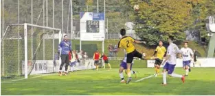  ??  ?? Der FC Männedorf führte am Sonntag deutlich gegen den FC Srbija. BEN FISCHER Video: Sehen Sie Szenen aus dem Spiel auf 20min.ch
