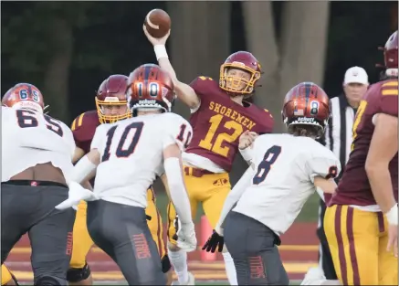  ?? JENNIFER FORBUS — FOR THE MORNING JOURNAL ?? Avon Lake quarterbac­k Jeremy Dzik sends a pass over the heads of the Berea-Midpark defense.