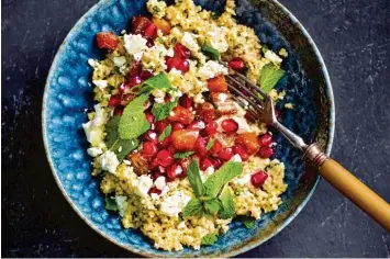  ?? Foto: Hubertus Schüler, Becker Joest Volk Verlag, dpa ?? Ein Salat aus Couscous, Datteln, Minze, Feta und Granatapfe­lkernen dauert gar nicht lange, schmeckt aber lecker. In nur zehn Minuten ist er fertig, sagt der Allgäuer Koch Christian Henze.