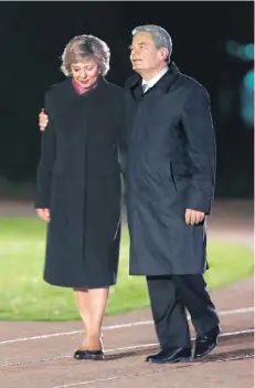  ?? FOTO. DPA ?? Joachim Gauck gestern Abend mit seiner Lebensgefä­hrtin Daniela Schadt bei seiner Verabschie­dung mit dem Großen Zapfenstre­ich.