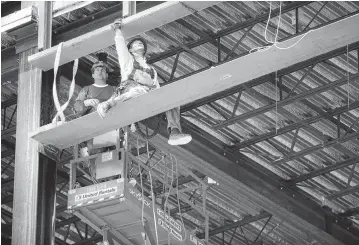  ?? ASSOCIATED PRESS FILE PHOTO ?? Workers construct a high-rise building in Boston.