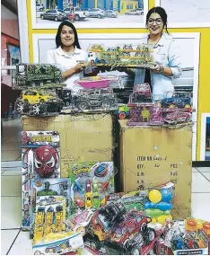  ?? FOTO: MARVIN SALGADO ?? EL HERALDO recibe la donación de juguetes por parte de Almacenes Xtra en Tegucigalp­a.