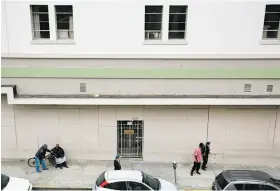  ?? Leah Millis / The Chronicle ?? Two men exchange items as a third keeps an eye out next to the building at Golden Gate and Leavenwort­h that 826 Valencia has agreed to lease.