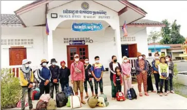  ?? POLICE ?? Migrant workers are seen at the Malai district police station after being rounded up on the Thai border in Banteay Meanchey province.